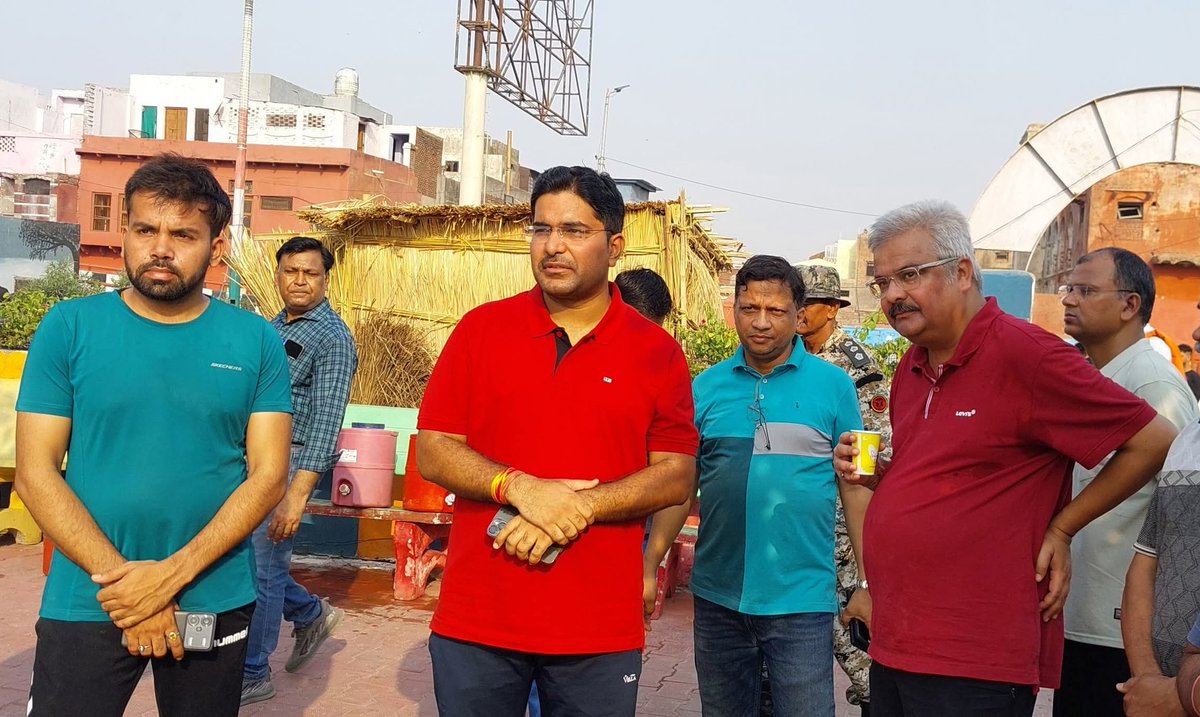 devashish1505's tweet image. परमदारणीय प्रधानमंत्री जी परमआदरणीय महाराज जी आपके निर्देशानुसार @AgraNagarNigam नगरायुक्त श्री अंकित खंडेलवाल जी के नेतृत्व में और रिवर कनेक्ट अभियान के आह्वाहन पर आगरा के शहरवासी स्कूली बच्चे NGO सामाजिक संगठनों ने मिलकर एक वृहद यमुना सफाई अभियान चलाया दस ट्रैक्टर कूड़ा उठा