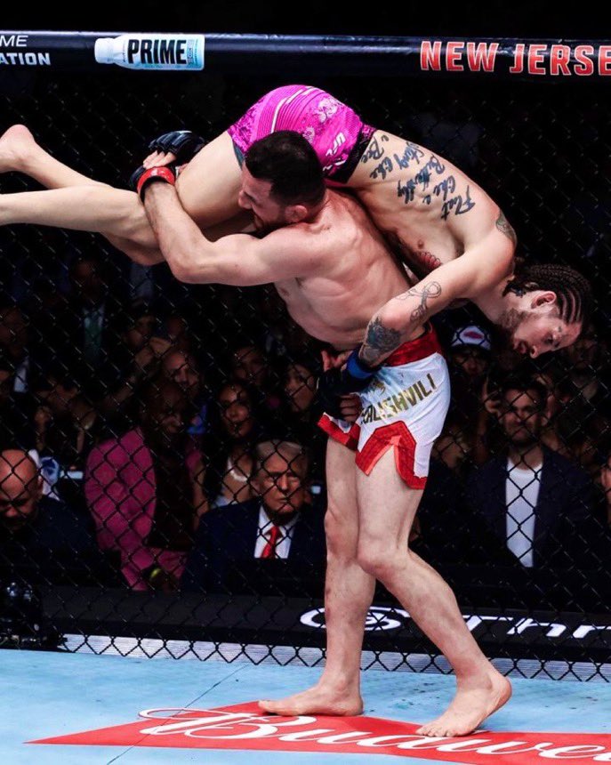 El mejor peso gallo de todos los tiempos. 
El mejor cardio de la historia de la UFC. 
El campeón más infravalorado del momento.

Insuperable Merab Dvalishvili.