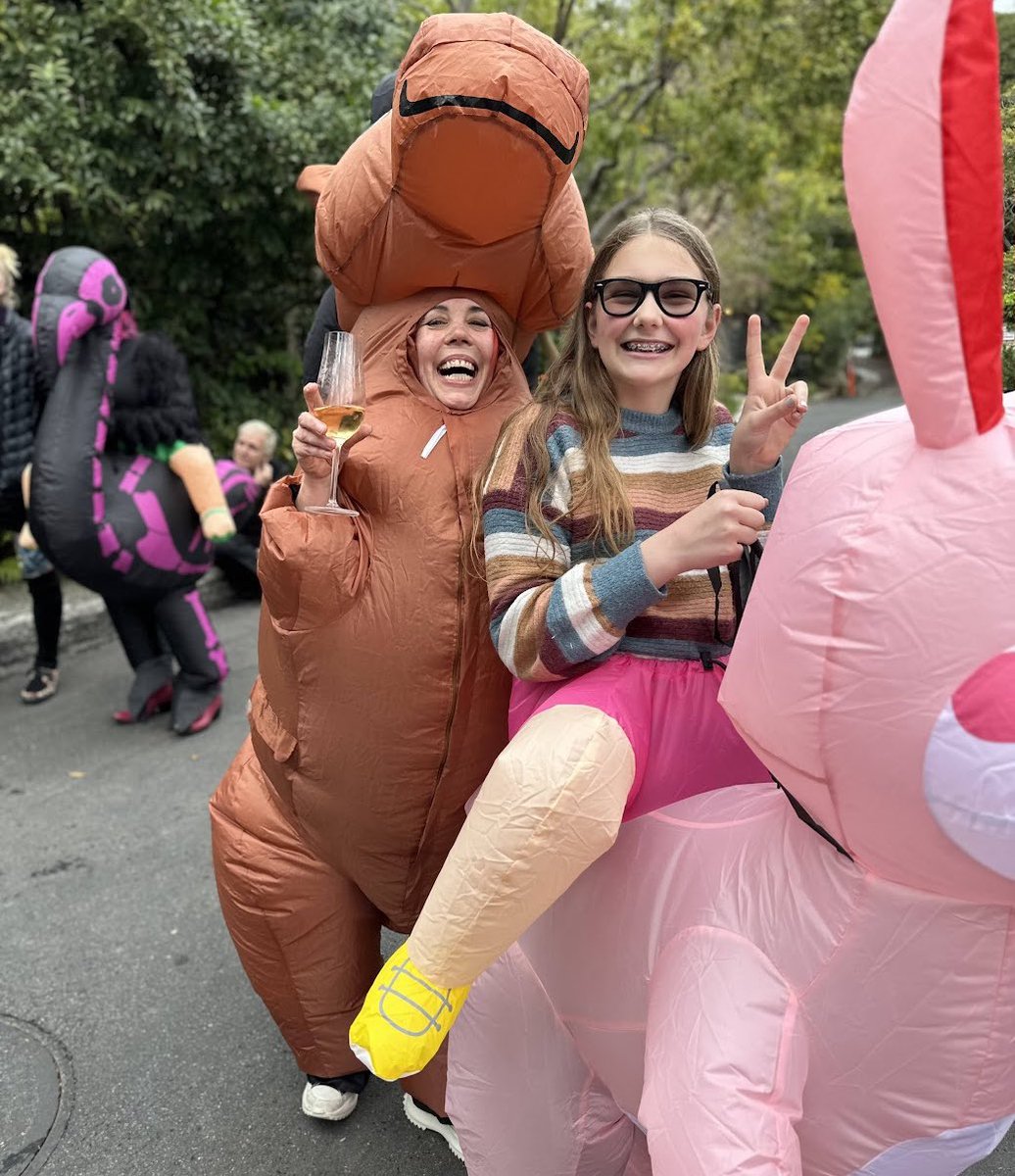 This is a funeral.

It is the funeral of the Amazing Guy, magician Thom Peterson, who died on March 8th 2023, aged just 58. 

So much love and thanks to Thom’s wife Anna for giving us permission to share these photos of Thom’s amazing and totally befitting funeral
❤️🖤