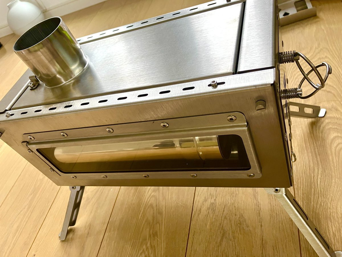 お久しぶりです。素敵な土日を過ごしてしまいました。去年の夏のライブの打ち上げをようやく実現。じゅんくんと中川さんと。夜何を話したかマジで覚えてない。心配だけど。サプライズで一年前から用意してくれていた、薪ストーブをプレゼントしてくれました。神すぎる。
jun-0504.bitfan.id