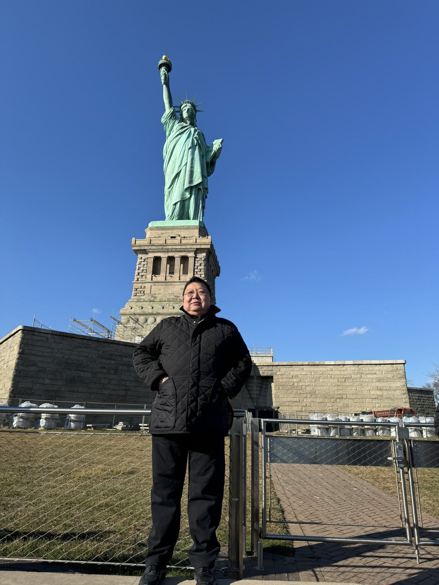 Амралтын өдрийн мэнд.. Тусгаар тогтнол, үндэсний эрх чөлөө, хувь хүний эрх чөлөө, хувийн өмч г.м үнэт зүйлс болон өнөөдрийн Ардчилсан Монгол, энэ эрх чөлөөт нийгэм ямар их үнэ цэнэтэй болохыг дарангуйллыг бодитоор биеэрээ мэдэрч үзсэн үедээ л Монголчууд та бид ойлгох болно?!!