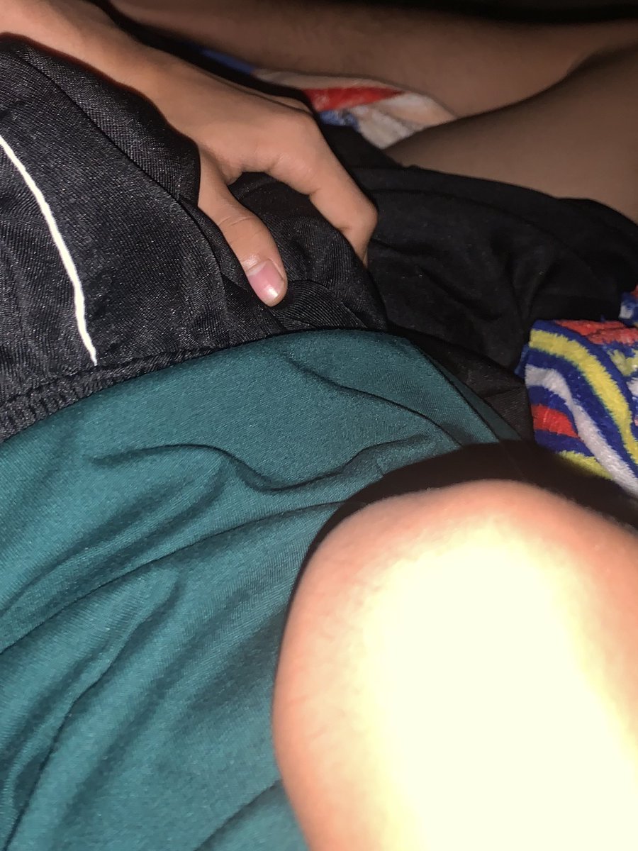 Dlucienv's tweet photo. bangun bangung kepegang kntl sepupu yang lagi tidur, mainin dikit gapapalah ya😭 mana kedut kedut lagi kntlnya😋 https://t.co/HcUxY2qJsL