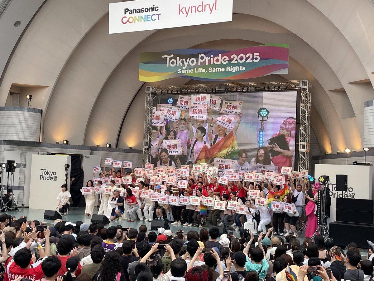 Tokyo Pride 2025のステージに50組100名の同性カップルが上がり、私たちを結婚させてくださいとアピール。会場からも大きな拍手が贈られました🌈