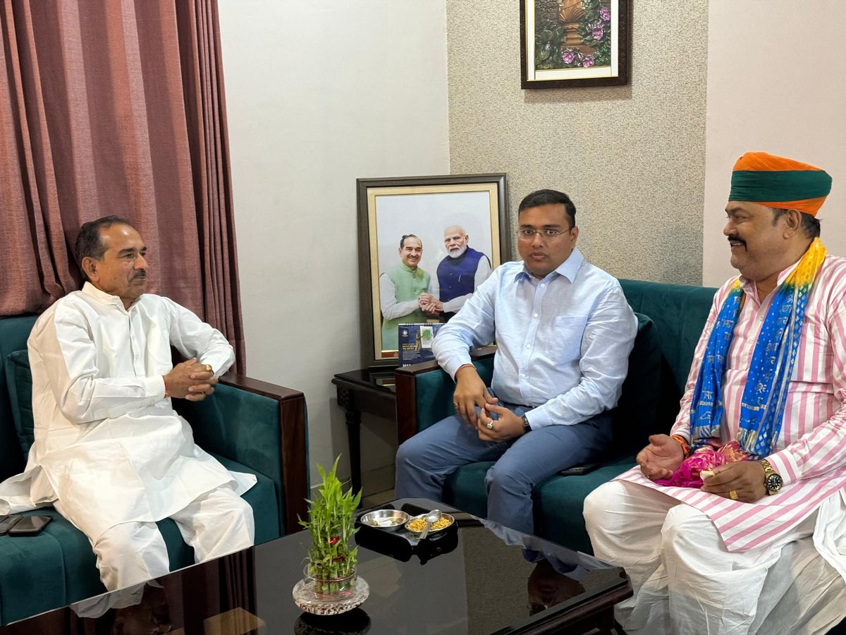 KotputliPatel's tweet image. गत दिवस माननीय प्रदेशाध्यक्ष-भाजपा राजस्थान सांसद, राज्यसभा श्री मदन राठौड जी से जयपुर स्थित आवास पर शिष्टाचार मुलाकात की। 

 इस दौरान संगठन संबंधित विभिन्न विषयों पर विस्तृत चर्चा हुई।
#kotputli #कोटपूतली #hansraj_patel_kotputli 
@madanrrathore @BJP4Rajasthan