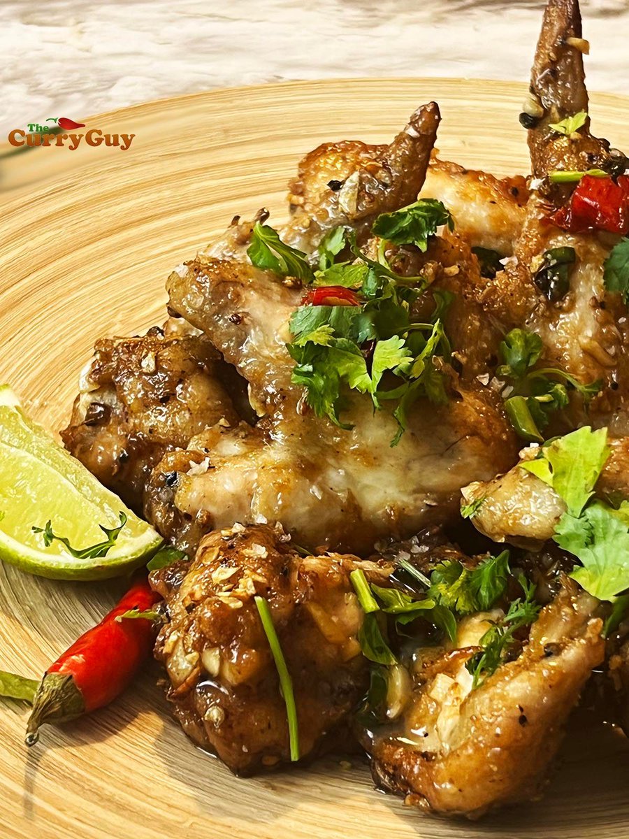 These Vietnamese fish sauce chicken wings are incredible. Give them a try tonight! RECIPE HERE 👉 buff.ly/gMqBmr8
