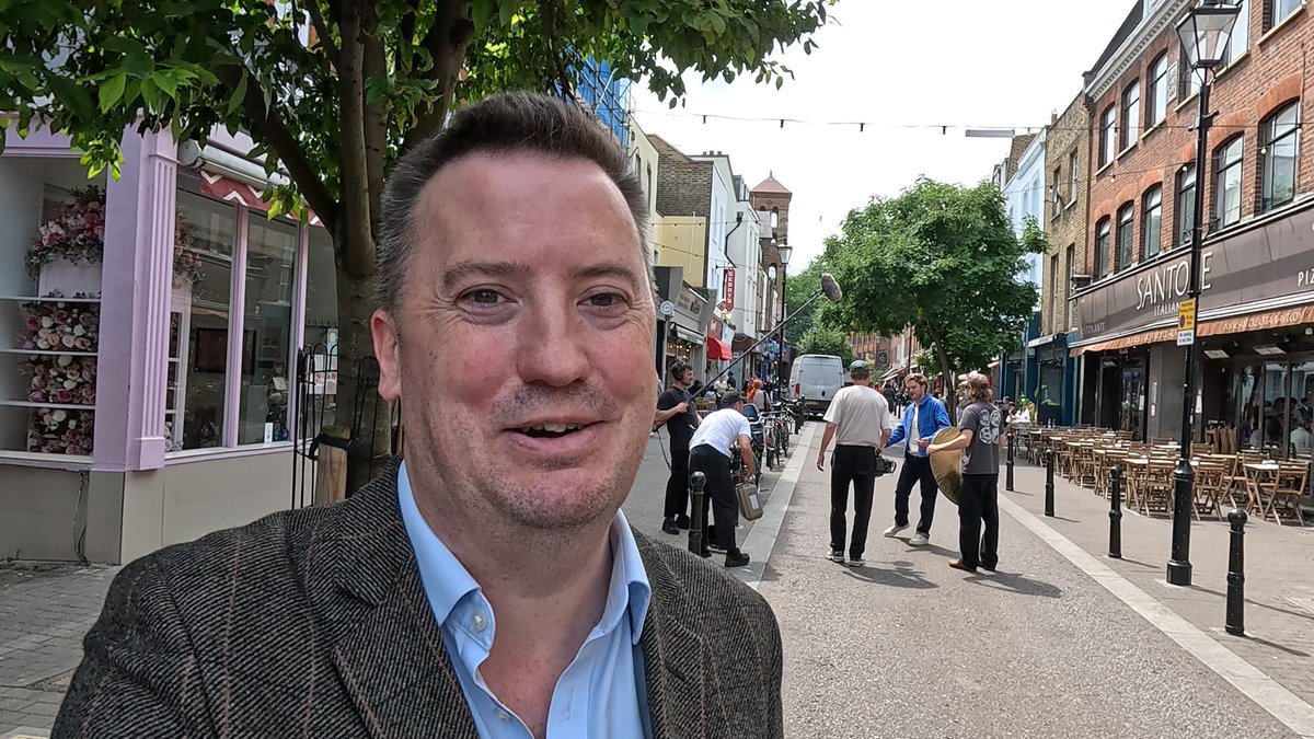 In my latest video (currently uploading) there's a cameo from celebrity diners "Topjaw". They may not have realised.

Note how there's five of them doing the filming here. Including a guy with that reflective circle thingy.

Not just a bloke in tweed by himself with a GoPro.