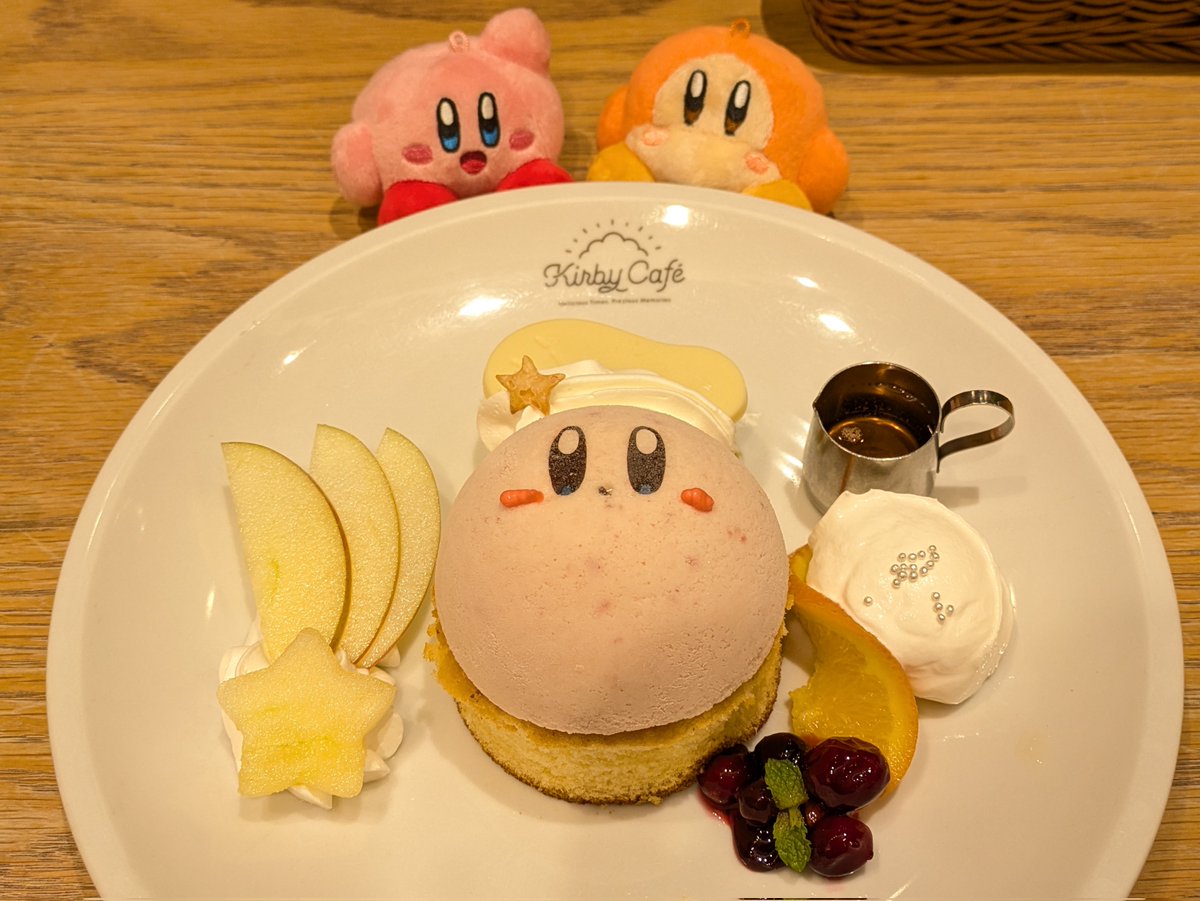 va_ttc's tweet image. カービィカフェにカレー食べに行った！
結構酸味が強めのカレーで、夏っぽくて美味しかった。
そして思っていたよりも辛めかもしれない…？
私は辛いの平気だから全然良かったけれど、辛いの苦手な人は微妙かも。
ラッシーは甘みが強めで、カレーと相性良かった！
後、初めてパンケーキ食べた！