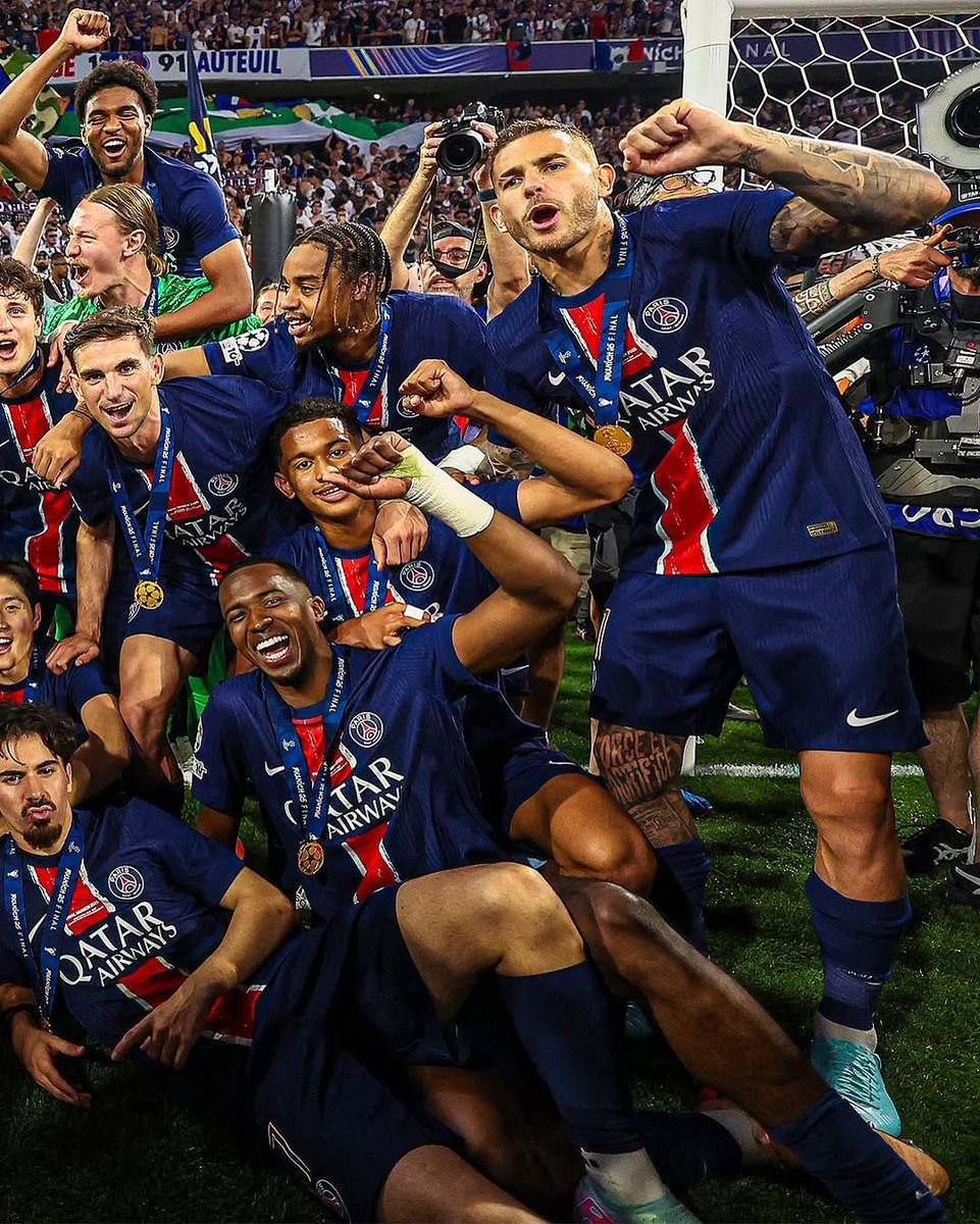 𝐂𝐞𝐭𝐭𝐞 𝐝𝐚𝐭𝐞 𝐫𝐞𝐬𝐭𝐞𝐫𝐚 𝐝𝐚𝐧𝐬 𝐥’𝐡𝐢𝐬𝐭𝐨𝐢𝐫𝐞 𝐝𝐮 𝐟𝐨𝐨𝐭𝐛𝐚𝐥𝐥. 
𝟑𝟏/𝟎𝟓/𝟐𝟓 ❤️💙