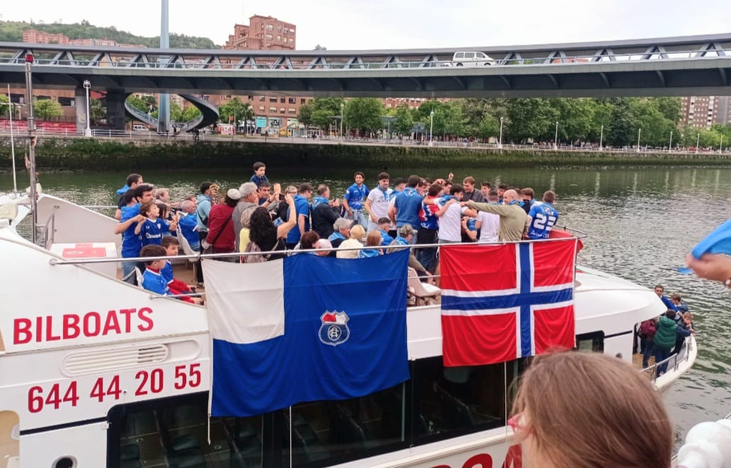 El <a href="/aceroColabeaga/">Acero club Olabeaga 💯</a> volvió a sacar la gabarra, por sexta vez en su historia. Celebró, surcando la ría, el ascenso a 1° Territorial.
👏 ZORIONAK
Acero Clubek berriro atera zuen gabarra atzo, bere historian seigarren aldiz. Itsasadarra zeharkatu eta Lehen Mailara igotzea ospatu zuen