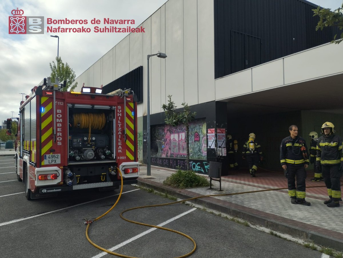Intervenimos la mañana del #sábado para extinguir un incendio en  en el Instituto de #Sarriguren

Daños materiales en la planta baja

#ParqueCordovilla
#J21
#PolicíaLocal