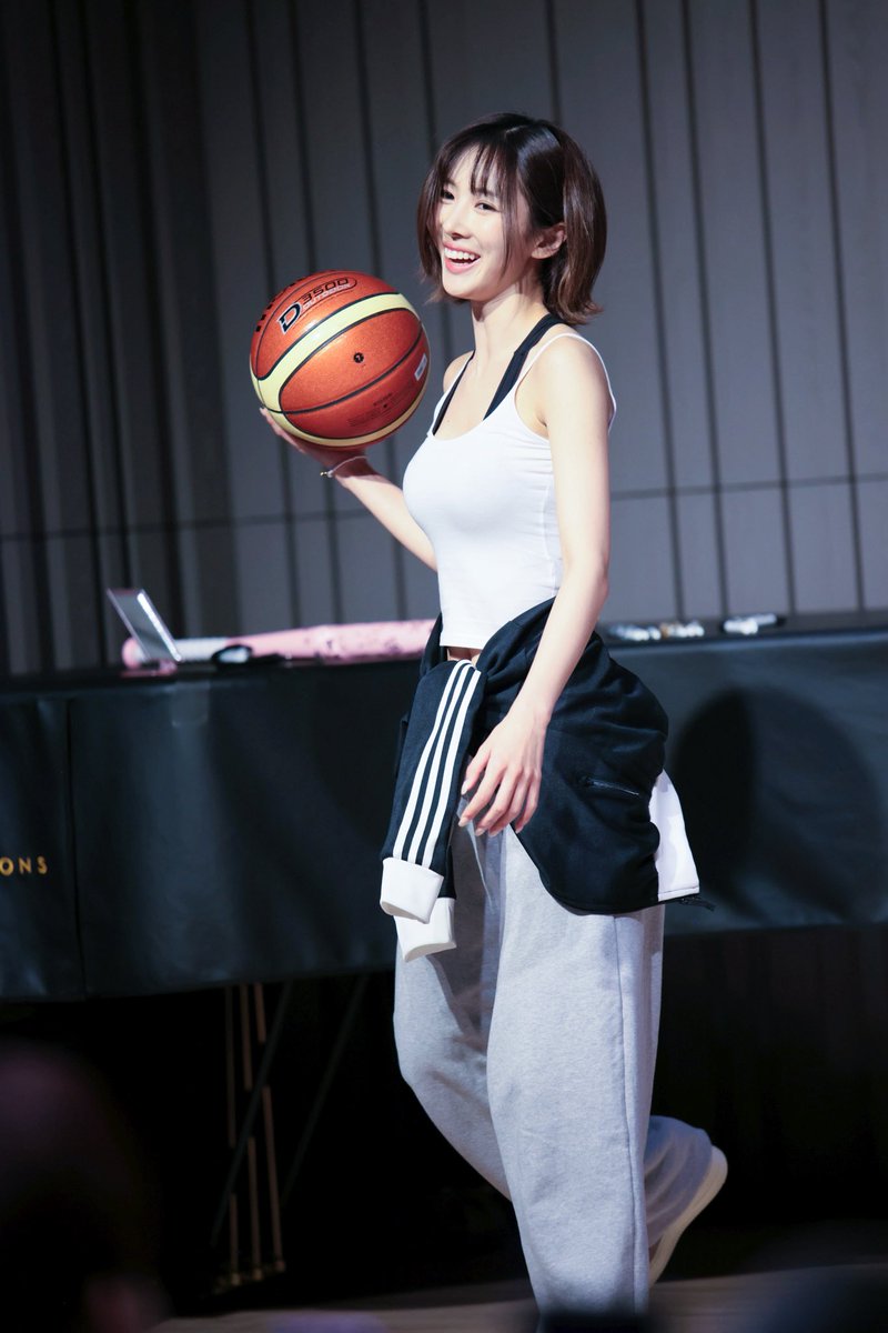 RobbieBubble's tweet photo. 250607 ktown4u fansign

star KBL player and fan favorite - Ms. Yoohyeon Kim

#YOOHYEON #유현
#UAU #유아유
#Dreamcatcher_UAU
#Playlist #You_Are_You
#2Months #Attitude https://t.co/QOKZS4dSy4