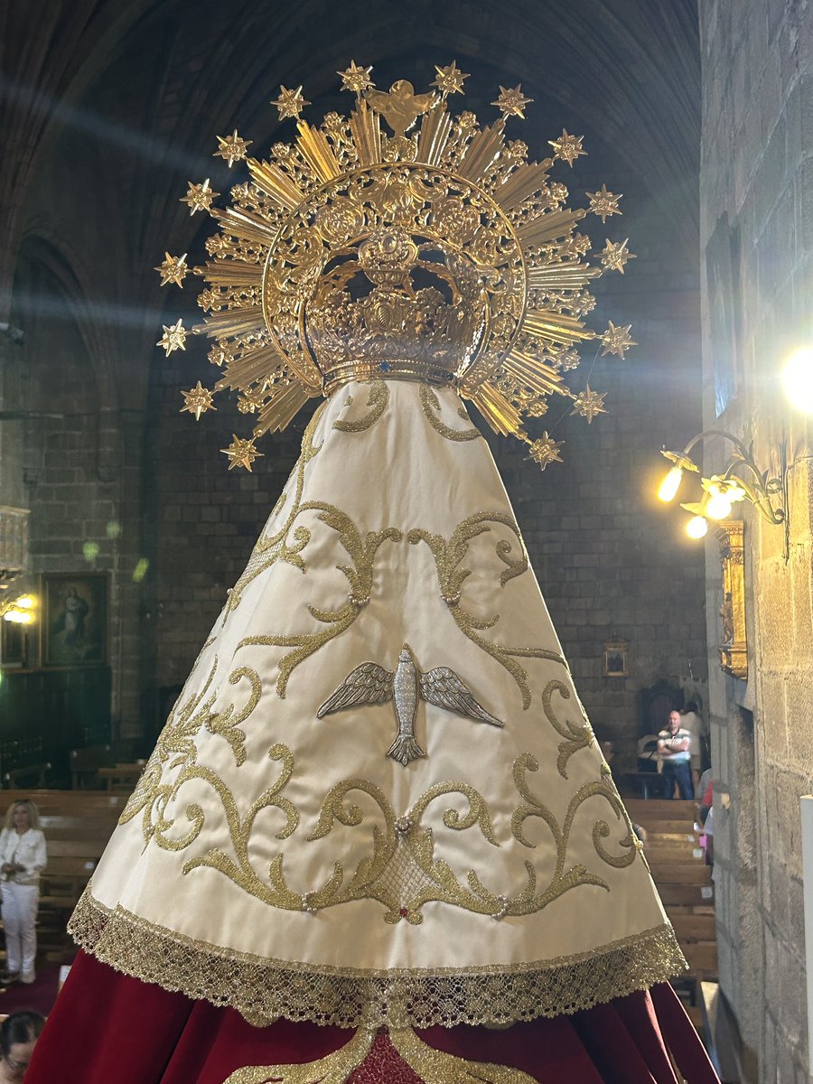 AngustiasAv's tweet photo. 🕊 Hoy celebramos Pentecostés, la venida del Espíritu Santo.
El velo de la Virgen del Socorro, con la paloma bordada, nos recuerda la fuerza y luz que desciende sobre nosotros.
Que su presencia nos impulse a vivir y anunciar el Evangelio sin miedo.
#Pentecostés #VirgenDelSocorro https://t.co/A4Wke2kRmw