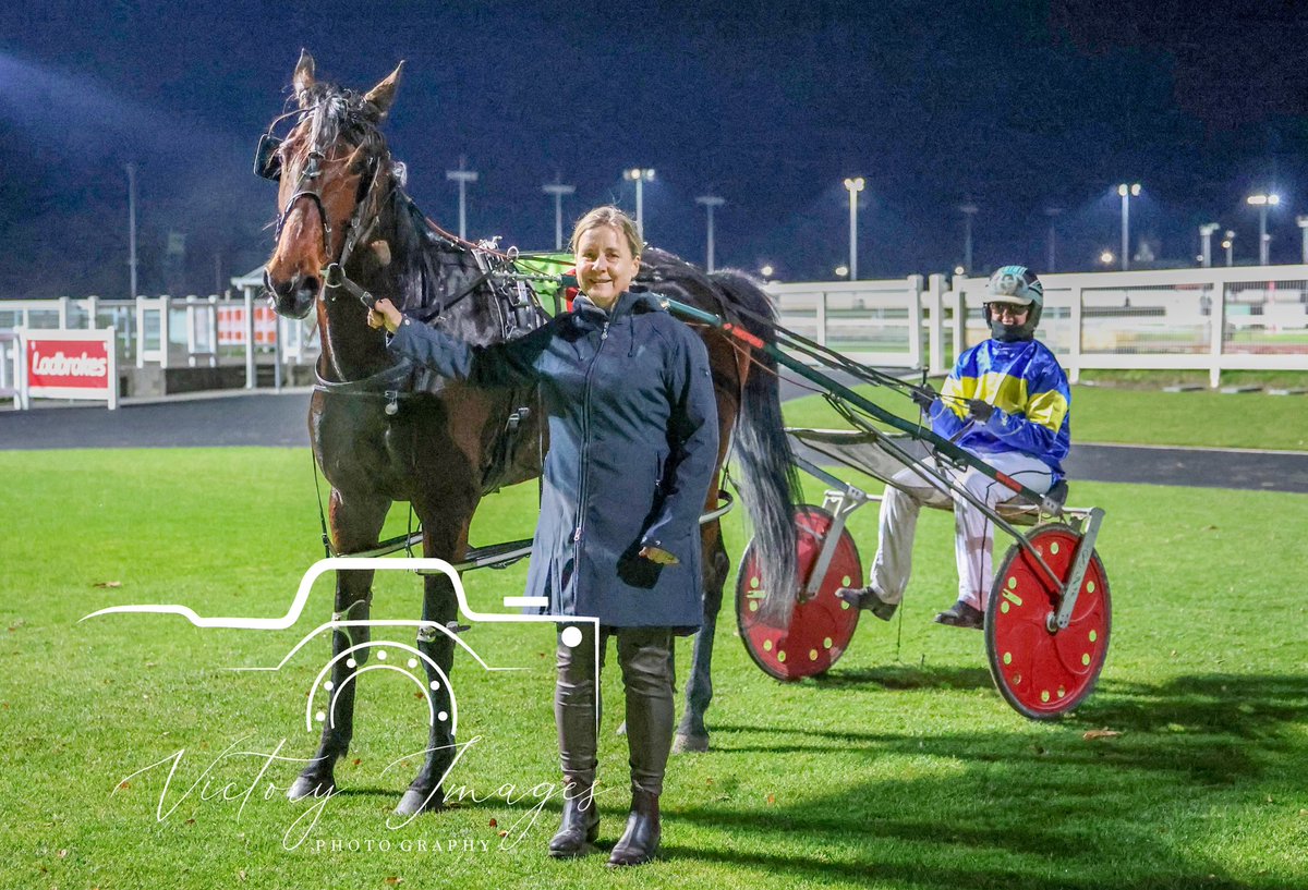 Race 8 - LEIS FILLIES &amp; MARES SERIES

SPOT RULER / Jordan Chibnall &amp; John Castles