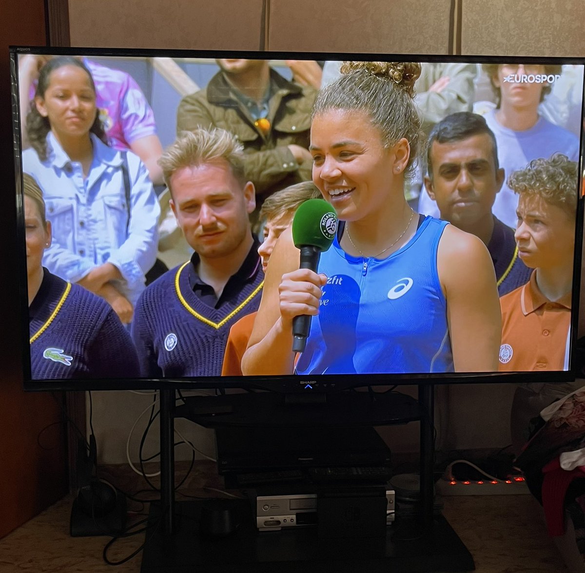 Le splendide parole di Jasmine #Paolini per Sara #Errani 

“Grazie Sara, è stato il suo ultimo torneo in singolare qui. Vorrei dirle grazie davvero: sei un’ispirazione per me, sei una grande campionessa e una grande persona, forse ancora più grande della sportiva.
Mi hai reso una