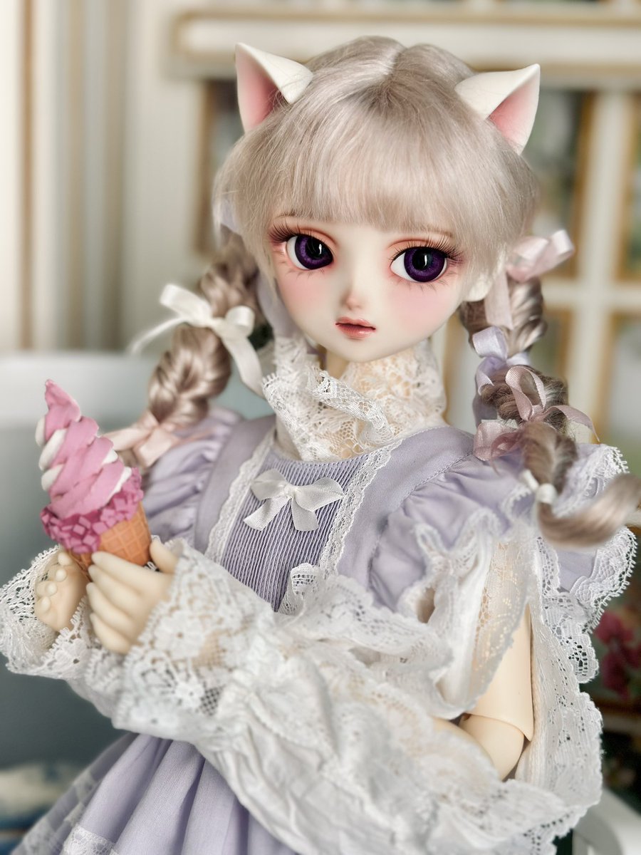 검은 고양이는 아니고 흰고양이🐈