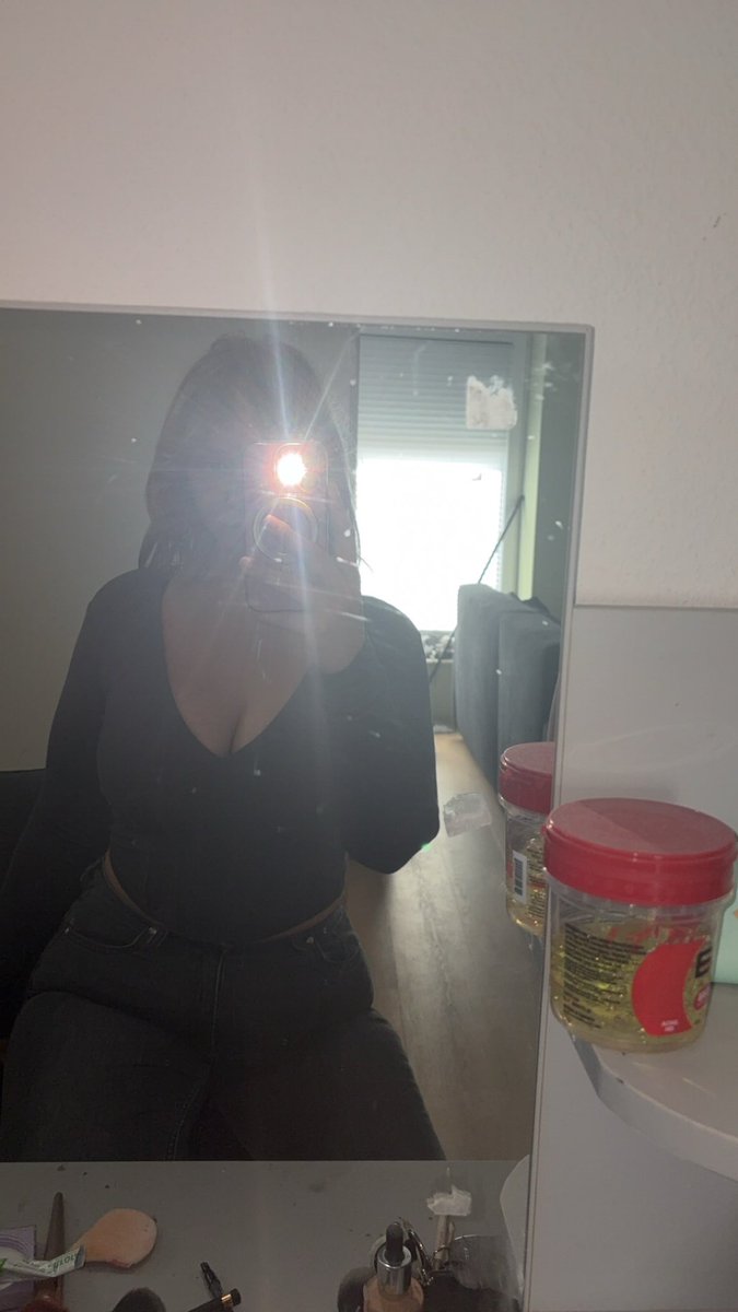 Dein Geld gehört mir. Du lebst, um zu geben, ich nehme, weil ich es verdiene. Jeder Cent, den du sendest, bringt dich deinem wahren Zweck näher mir zu dienen. Beweise deinen Wert. Tributen ist keine Option. Es ist Pflicht.
Knie dich hin 😌🔥