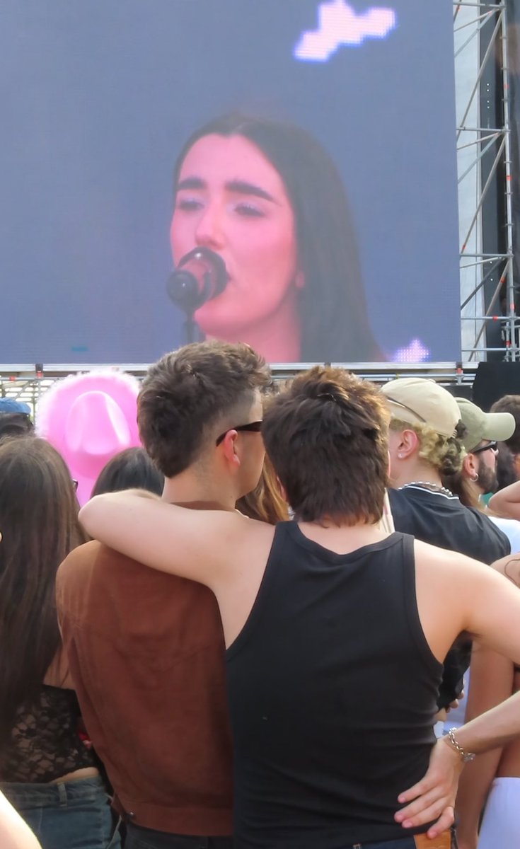 no sé qn son estos chicos pero me parecieron tan monos ayer en el set de judeline mientras cantaba zarcillos de plata