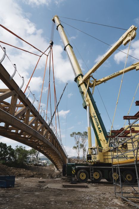 <a href="/Madergia/">Madergia</a> instala la #pasarelademadera más larga del mundo. Está ubicada sobre el río Arakil y tiene un vano de 86,8 metros 
👉goo.su/SMVdYD9