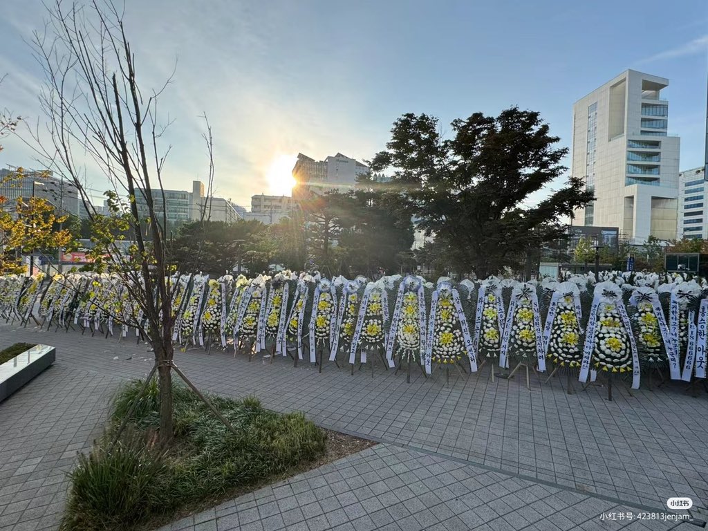 TheMarYouKnow's tweet photo. How long has it been since Seunghan’s privacy was first violated? Years. And still, to this day, SM has done nothing.

That’s exactly why the funeral wreath tragedy happened—because those toxic fans knew they could act without consequence. They knew SM would look away, just like always, and continue to abandon Seunghan.

But OT7 fans refused to do the same. We chose not to look away, no matter how much it broke our hearts. We’ve seen what Seunghan and RIIZE have been put through—how deeply unfair, how cruel—and we carry that pain with us every single day.

This isn’t just about a company failing its artists. It’s about a young person who was isolated, attacked, and left unprotected, while those in power stayed silent and forced everyone to pretend nothing had happened. But we saw it. We still see it. And we won’t forget.

It’s been almost 8 months since the funeral wreaths tragedy, and still, no accountability. But that won’t stop us. Because Seunghan deserves justice. RIIZE deserves peace—and peace doesn’t mean fans streaming songs like everything is fine. It means demanding they be treated with dignity and respect, not like playthings for obsessive fans or tools for a company that enables harm and looks the other way when it happens.

RIIZE’s privacy continues to be violated to this day. But we won’t wait for it to reach even more dangerous levels —we’re speaking up now, just like we have for the past 8 months. Because we’ve already seen what SM is willing to permit, and we won’t let another tragedy happen. Not under our watch.

We will keep fighting—for as long as it takes—until justice is finally served.

SM, Where Are the Legal Updates?
#RespectRIIZE
#RespectSeunghan
#SM은_아티스트_지켜