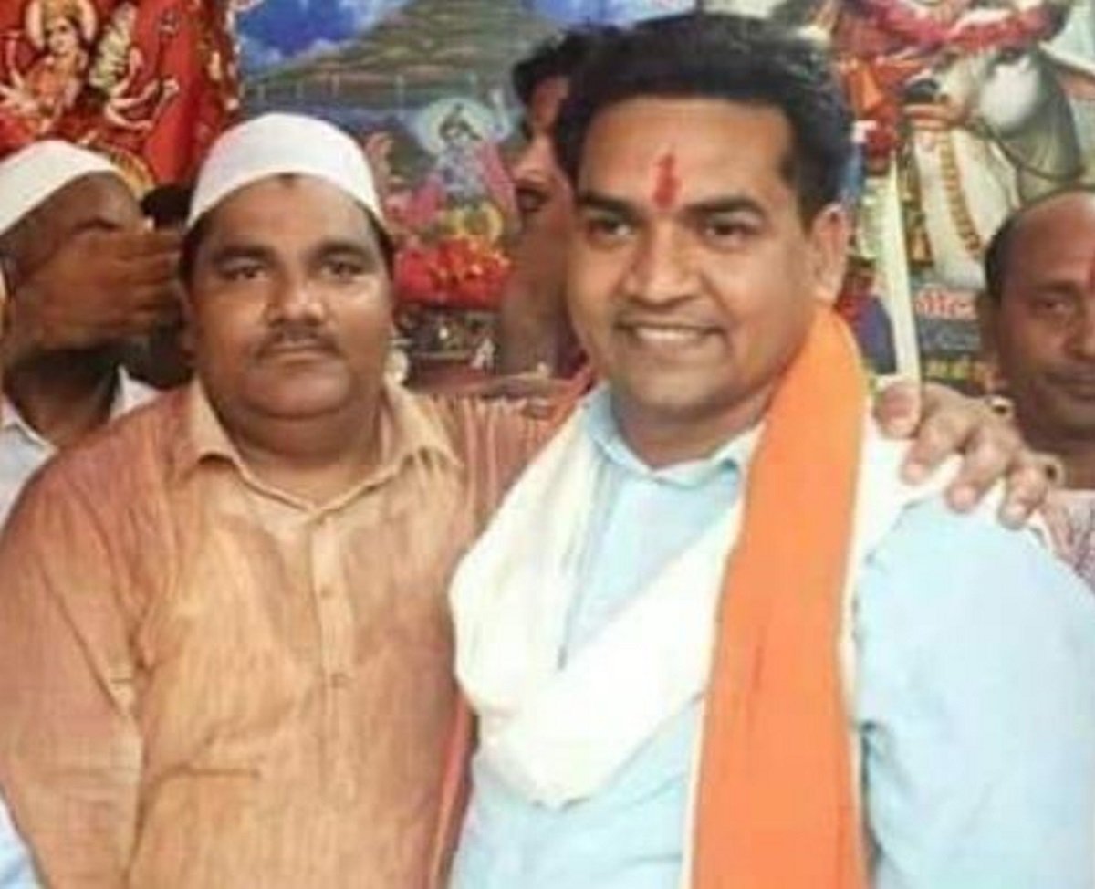 कपिल मिश्रा जी के सपोर्टर मुझे K2वे की पैदाइश बता रहे हैं क्यूंकि मैंने उनके हिन्दुत्व रक्षक का नकाब उतार दिया, अब देख ले पहले तेरे हिंदुत्व रक्षक का असली चेहरा 🙏🏻