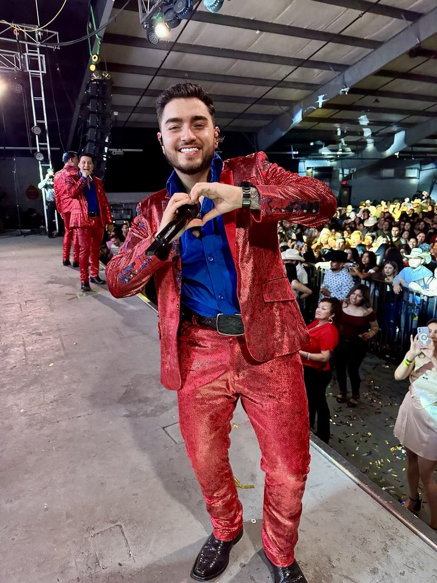 Arrolladora's tweet photo. ¡Muchas gracias, Springdale, AR. ! 🤩
Nos hicieron sentir como en casa, cada canción la cantaron con el alma, y eso no se olvida tan fácil…
Nos vamos llenos de su cariño y con ganas de volver muy pronto. ¡Una noche simplemente Arrolladora! ❤️

#LaArrolladora #SpringdaleAR #AquíHayParaLlevar