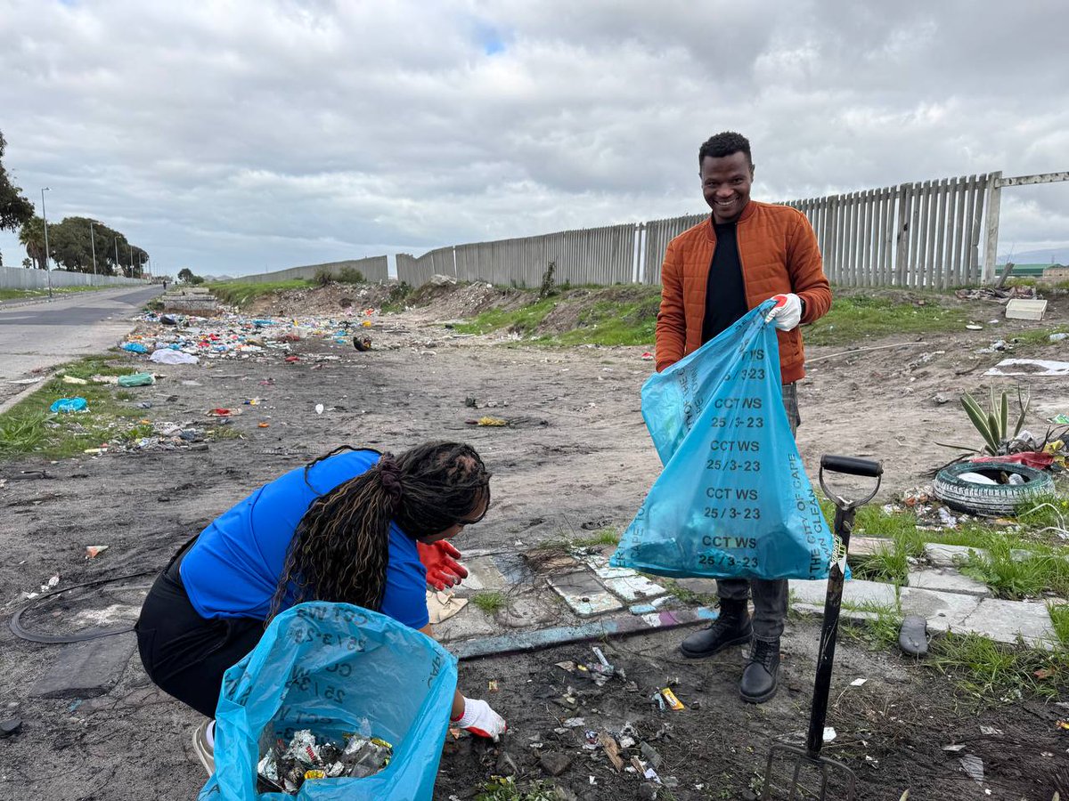 IPYG_AFRICA's tweet photo. Manenberg!
On the 31st of May, IPYG hosted a Clean Up Event in Manenberg, along the Vyekraal Road, slightly opposite Primrose Park Primary School.
This event truly brought together members of community and showed the spirit of Unity.
#SpringCleanCT @CityofCT
@geordinhl
#Peace https://t.co/aqvCTKTcjR