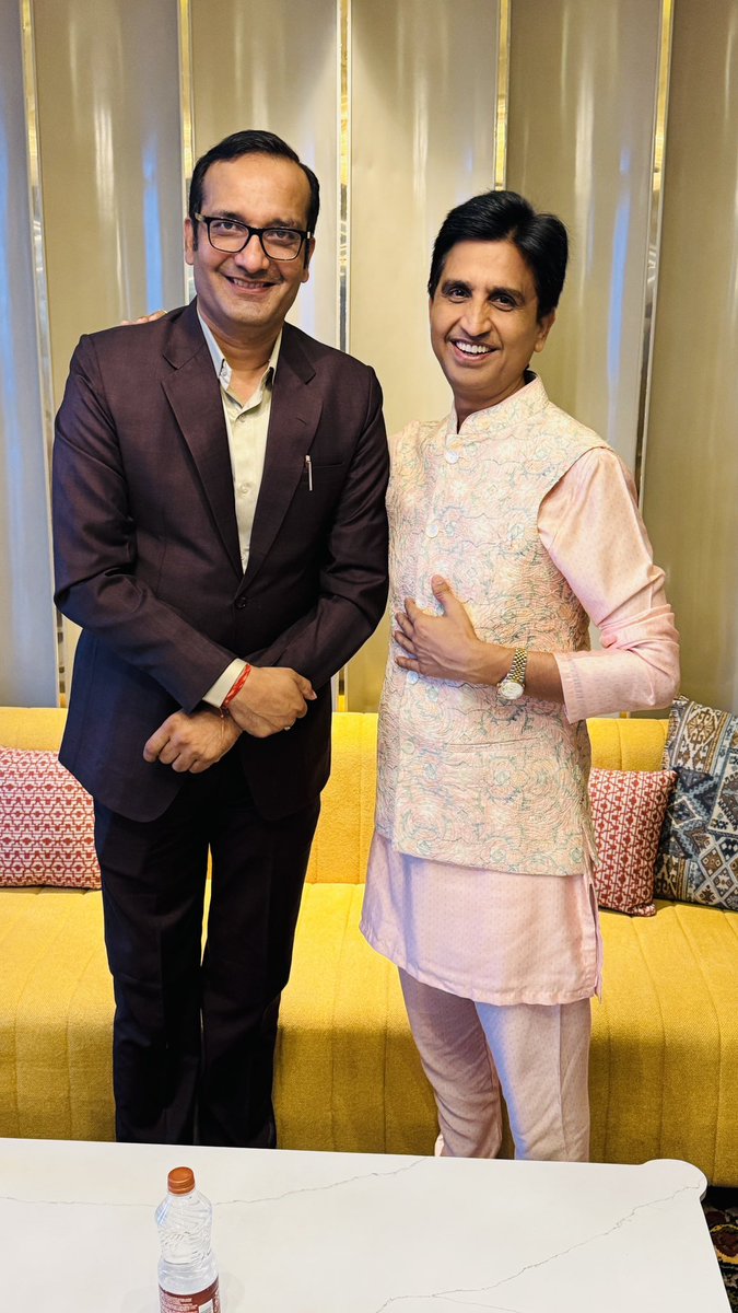 कुछ लोग कह रहे थे कि आपको टिकिट चाहिए जबकि हुआ उल्टा लोग टिकिट खरीदकर कवि सम्मेलन सुनने आ रहे हैं । देहरादून के इतिहास में पहली बार हुआ टिकिट शो । डॉ कुमार विश्वास जी हैं तो मुमकिन है विस्तृत रिपोर्ट अगली पोस्ट में नए मुक्तकों के साथ “पोस्टूँगा”।
#sudeepbhola #drkumarvishwas