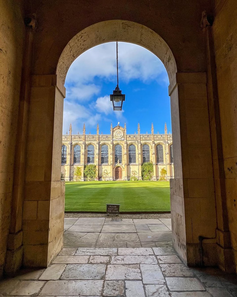 Archway view at All Souls 

📷 Instagram | Judy.Martin46