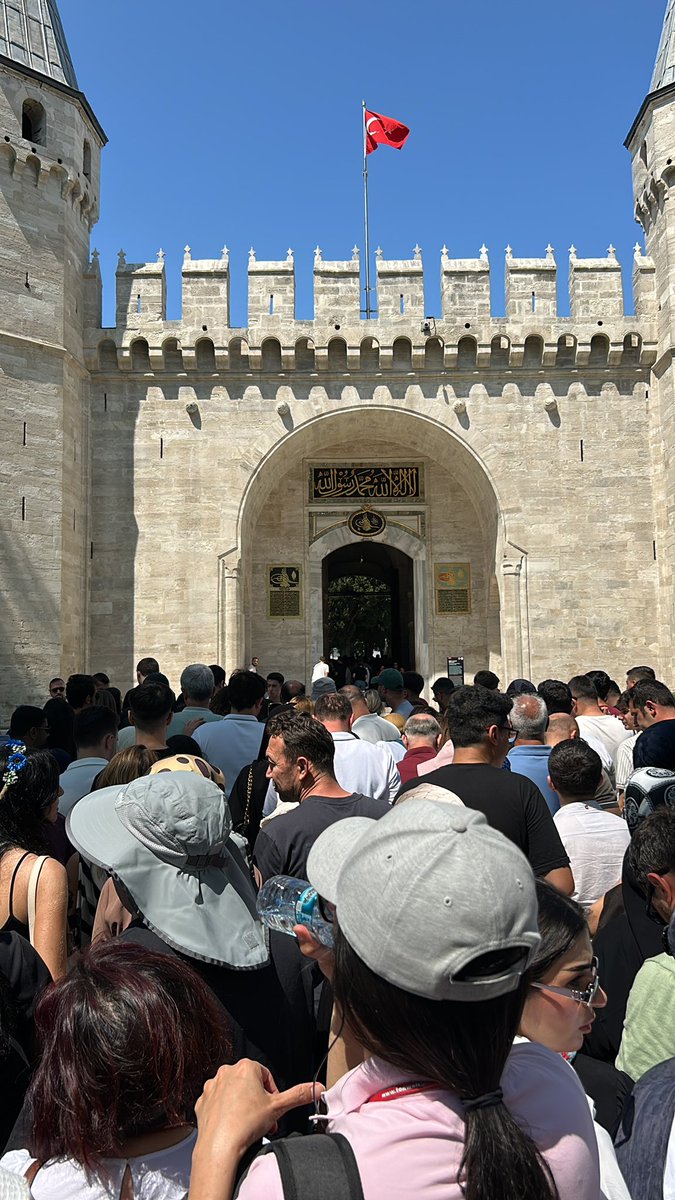 sonradanannee's tweet photo. Dakikalarca ayakta güneşte sırada bekliyoruz! Topkapı sarayında eziyet var resmen! Ne bir düzgün sıra ne de bir önlem var. İnsanlar gelişi güzel sıra oluyorlar! @millisaraylar https://t.co/secYo3U0k0