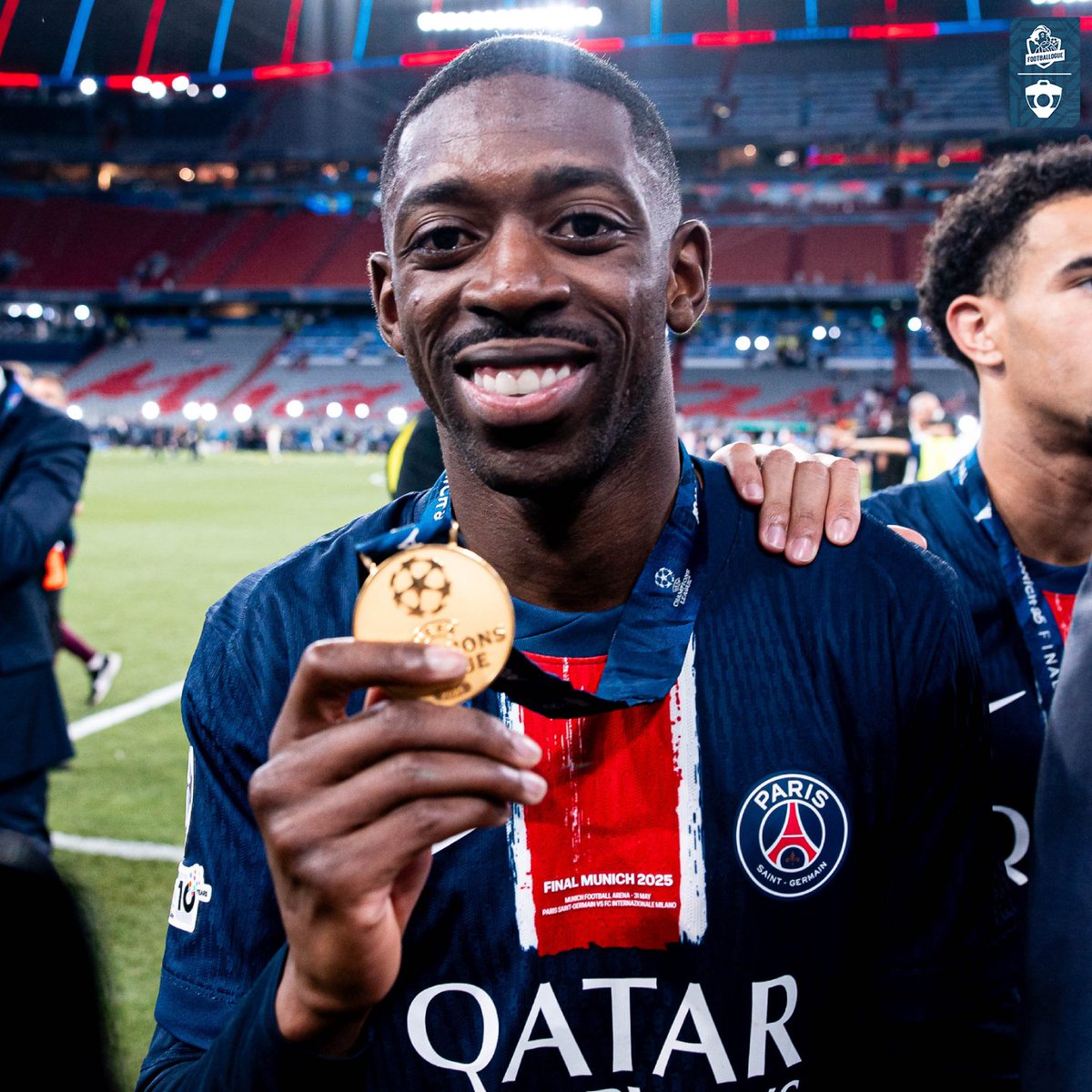 Footballogue's tweet image. Mamadou Sakho n'y va pas par quatre chemins : 𝗧𝗢𝗨𝗧𝗘 𝗟𝗔 𝗙𝗥𝗔𝗡𝗖𝗘 𝗗𝗢𝗜𝗧 𝗦𝗢𝗨𝗧𝗘𝗡𝗜𝗥 𝗗𝗘𝗠𝗕𝗘́𝗟𝗘́ 𝗣𝗢𝗨𝗥 𝗟𝗘 𝗕𝗔𝗟𝗟𝗢𝗡 𝗗'𝗢𝗥 😤🇫🇷

"Pour moi, 𝘁𝗼𝘂𝘀 𝗹𝗲𝘀 𝗙𝗿𝗮𝗻𝗰̧𝗮𝗶𝘀 𝗱𝗼𝗶𝘃𝗲𝗻𝘁 𝘀𝗼𝘂𝘁𝗲𝗻𝗶𝗿 𝗢𝘂𝘀𝗺𝗮𝗻𝗲 𝗗𝗲𝗺𝗯𝗲́𝗹𝗲́, point…