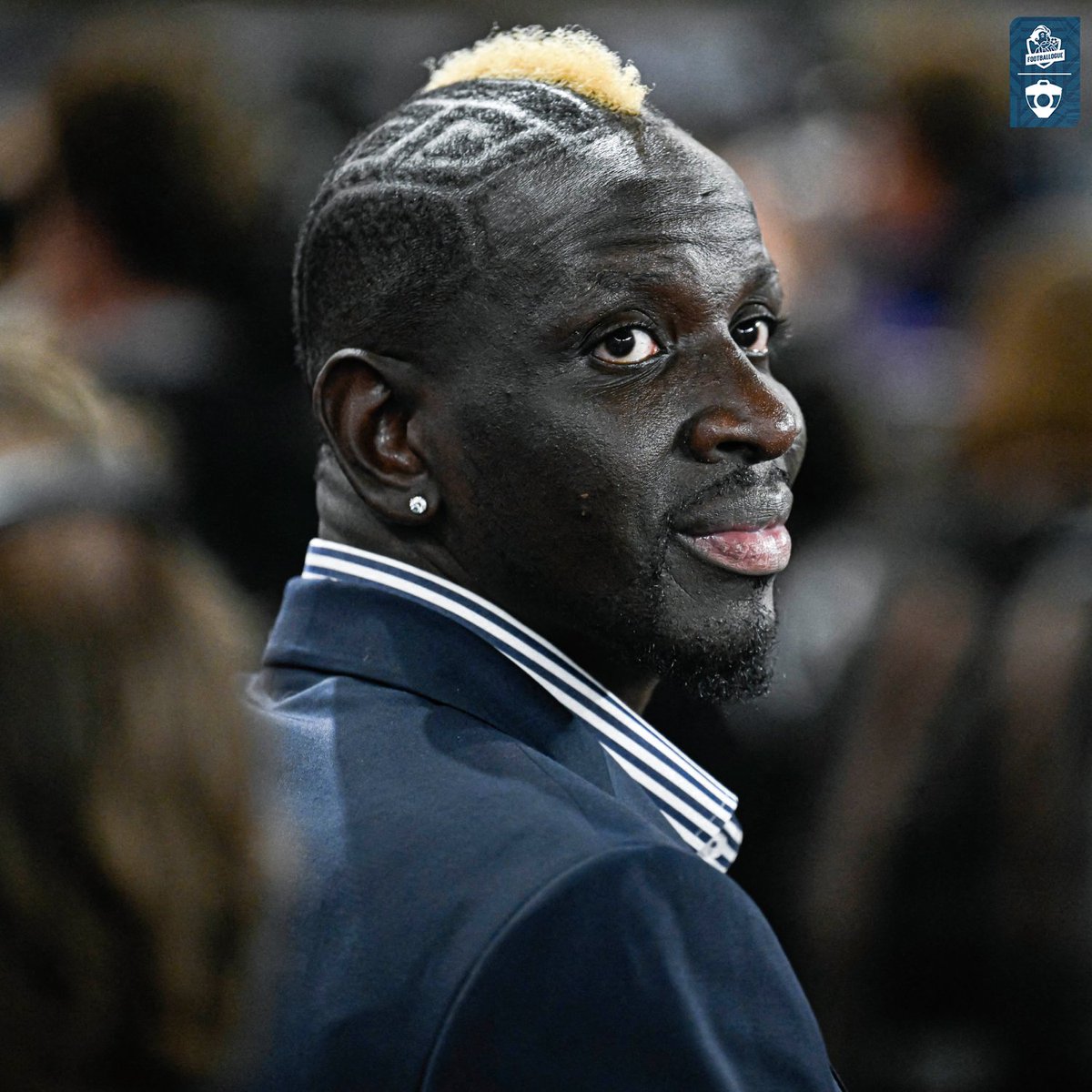 Footballogue's tweet image. Mamadou Sakho n'y va pas par quatre chemins : 𝗧𝗢𝗨𝗧𝗘 𝗟𝗔 𝗙𝗥𝗔𝗡𝗖𝗘 𝗗𝗢𝗜𝗧 𝗦𝗢𝗨𝗧𝗘𝗡𝗜𝗥 𝗗𝗘𝗠𝗕𝗘́𝗟𝗘́ 𝗣𝗢𝗨𝗥 𝗟𝗘 𝗕𝗔𝗟𝗟𝗢𝗡 𝗗'𝗢𝗥 😤🇫🇷

"Pour moi, 𝘁𝗼𝘂𝘀 𝗹𝗲𝘀 𝗙𝗿𝗮𝗻𝗰̧𝗮𝗶𝘀 𝗱𝗼𝗶𝘃𝗲𝗻𝘁 𝘀𝗼𝘂𝘁𝗲𝗻𝗶𝗿 𝗢𝘂𝘀𝗺𝗮𝗻𝗲 𝗗𝗲𝗺𝗯𝗲́𝗹𝗲́, point…