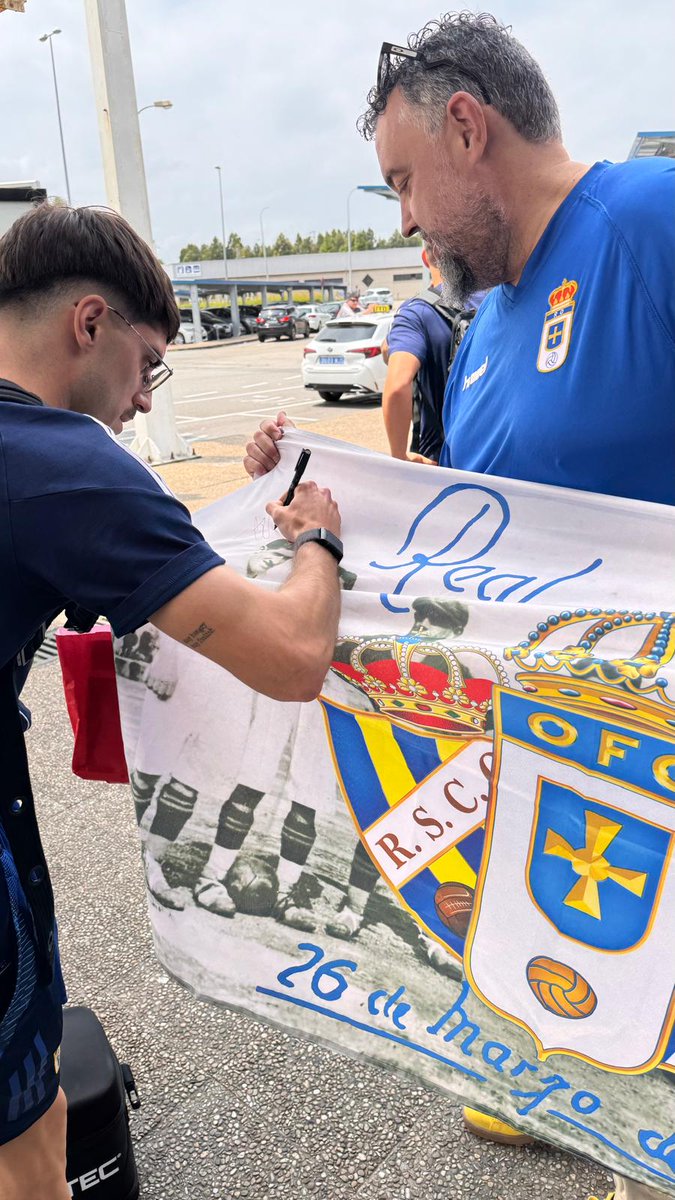 Les Sacaveres (@lessacaveres) on Twitter photo Y <a href="/juanjocastro/">Juanjo Castro</a> se acercó al aeropuerto para que nos firmasen nuestra bandera dedicada a la fundación del club. Esa bandera ya vale pasta...😄 Y <a href="/juanjocastro/">Juanjo Castro</a> se acercó al aeropuerto para que nos firmasen nuestra bandera dedicada a la fundación del club. Esa bandera ya vale pasta...😄