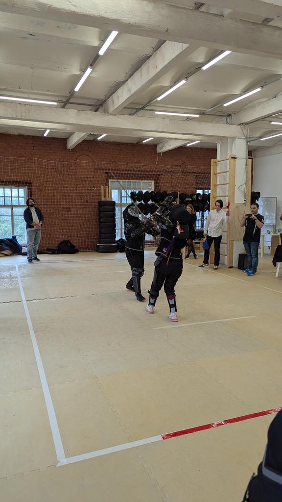 Сегодня турнир и орги сразу видно что мечники. Мне надо отсудить на ногах все виды оружия с 11 до 18 и только после 18 дуэли на саблях, где мне биться уже основательно заебанным.
Ну такое.