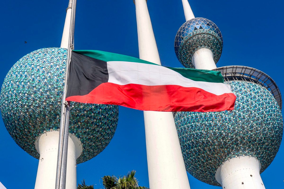 تعديل «قانون العلم»: الحبس مدة لا تزيد على سنة لمن رفع العلم الوطني ممزقاً أو في حالة غير لائقة.. أو على الأبنية الخاصة بصفة مستمرة أو استعمله كعلامة تجارية أو بقصد الإعلان

- أو غرامة لا تقل عن 300 دينار ولا تزيد على 2000 أو كلا العقوبتين

alanba.com.kw/1311673/