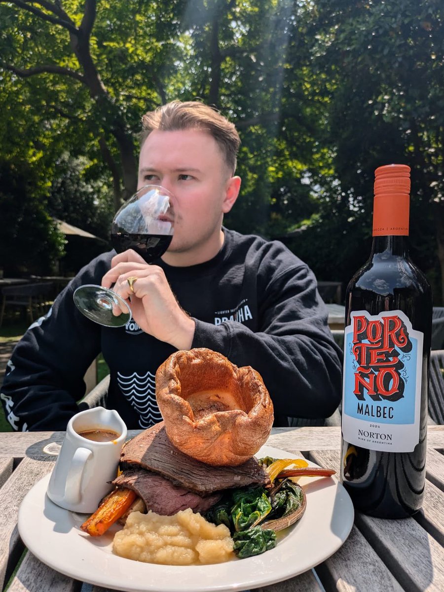 TheCoach_Barnes's tweet image. A roast that makes you slow down. Oli’s taking time out of his day to enjoy the kind of plate that speaks for itself, tender meats, crispy potatoes, rich gravy, and all the trimmings.
#HeartyEats #RoastPerfection #SlowFoodMovement #FoodieMoment #SundayFeels #RoastLife #EatWithUs
