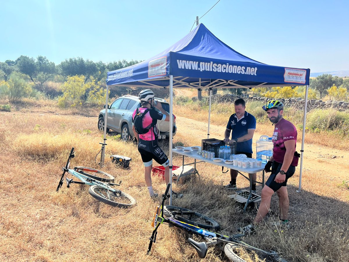 🍊🍬🥤 Momento del avituallamiento 🍌💧🥤en la III RUTA BTT CADALSO 2023 🚴‍♂️​🚴‍♀️

Tenemos listo el puesto de avituallamiento para que todos los ciclistas puedan reponer fuerzas 💪