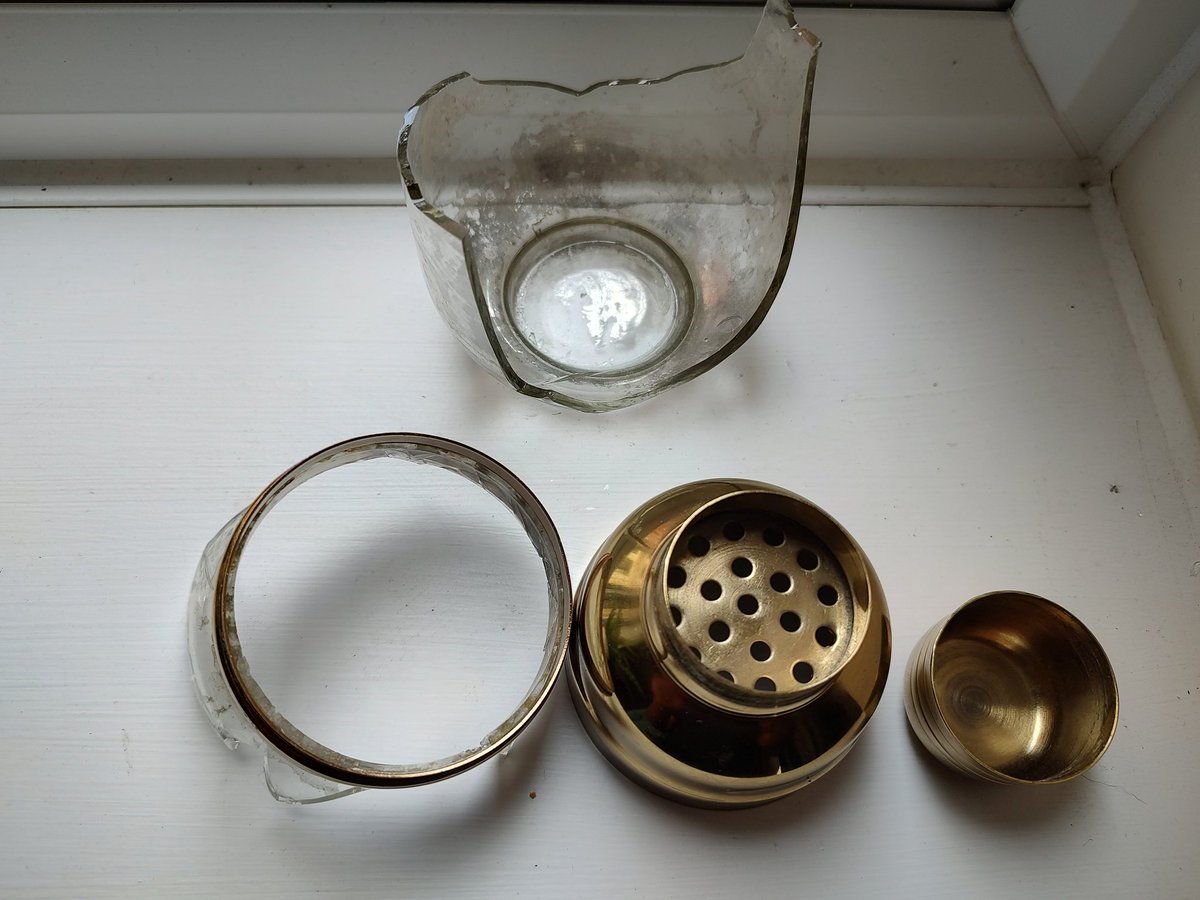 MathF111's tweet image. Can someone help me identify what this is please? The cap is 40mm, about 140mm tall.