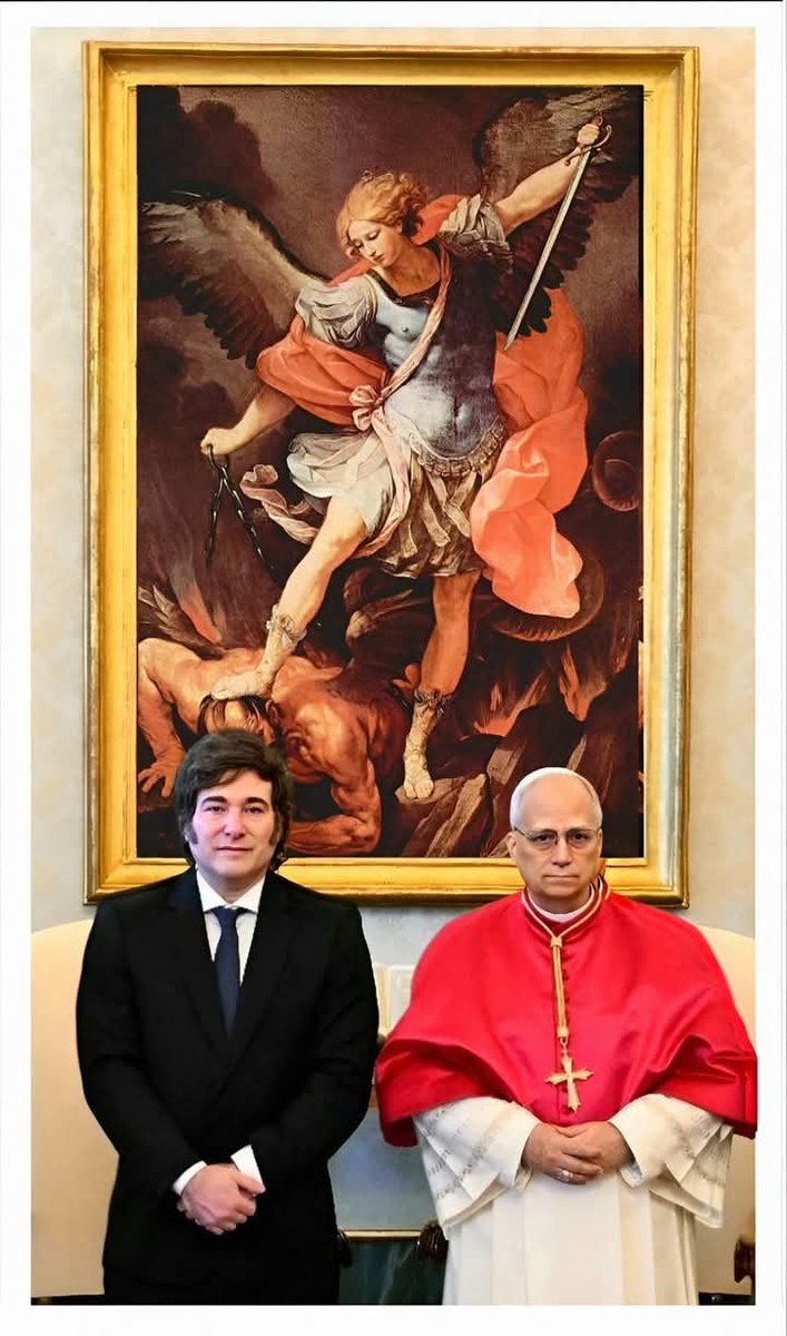 El arcángel Miguel pisando la cabeza de Satanás, simbología pura y dura