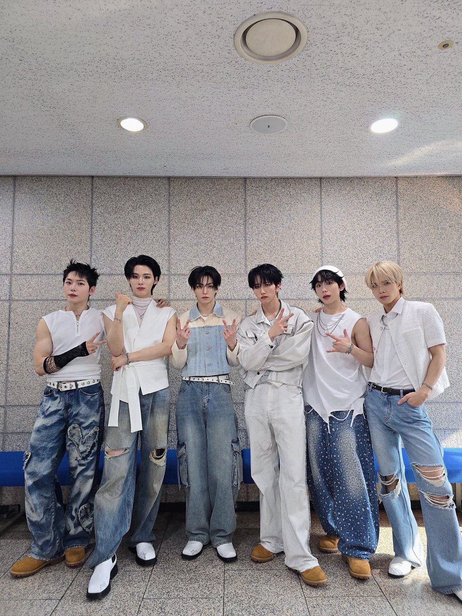 ELASTofficial's tweet photo. [📷]

#TODAY_ELAST

2025.06.08
SBS 인기가요

#ELAST #엘라스트 #エラスト 
#Versus #ELAST_Versus https://t.co/SWEbPS7ouo