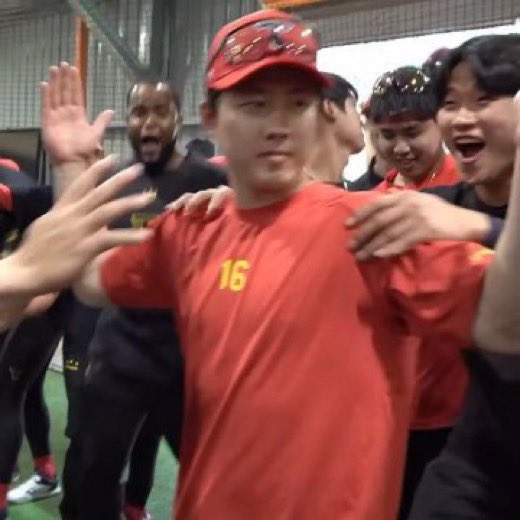 #RT 
제가 기분이 좋그든요 !!!!!! 직접 제작한 굿즈 아무거나 뽑아서 보내드립미다 !!! 아무래도 제가 갸빠라 기아 굿즈뿐이라서 갸빠한정 ㅎ.ㅎ

자 다들 외치세요 수고했어쭌 ~~