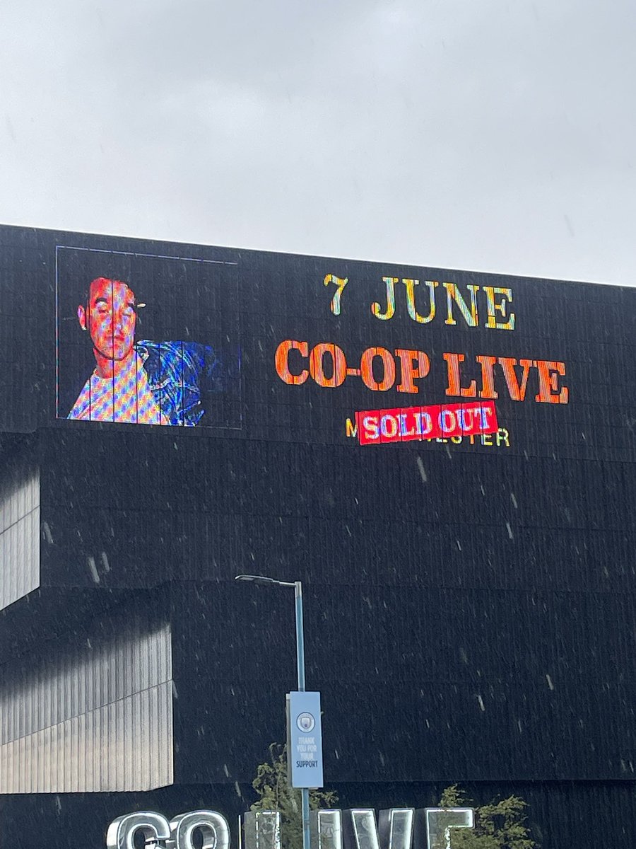 cultureofhypoc1's tweet image. There resides a lot of frustration and dislike in my life and disappointments lurk at every turn - but this man #morrissey manages to always bring joy, love and tears to my jumbled brain - #morrissey @TheCoopLive #lookafteryourcountry mesmeric performance