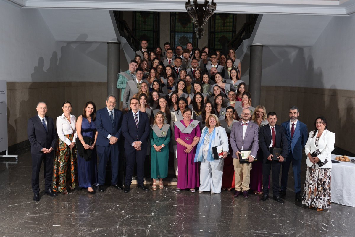 Emocionante momento de orlado de la XIII Promoción de Grado en Enfermería de la Escuela de Enfermería de Nuestra Señora de Candelaria-EUENSC celebrada ayer en el Paraninfo de la ULL. Felicidades a las nuevas enfermeras. 👏👏👏
#euensc #ull #serviciocanariodelasalud
