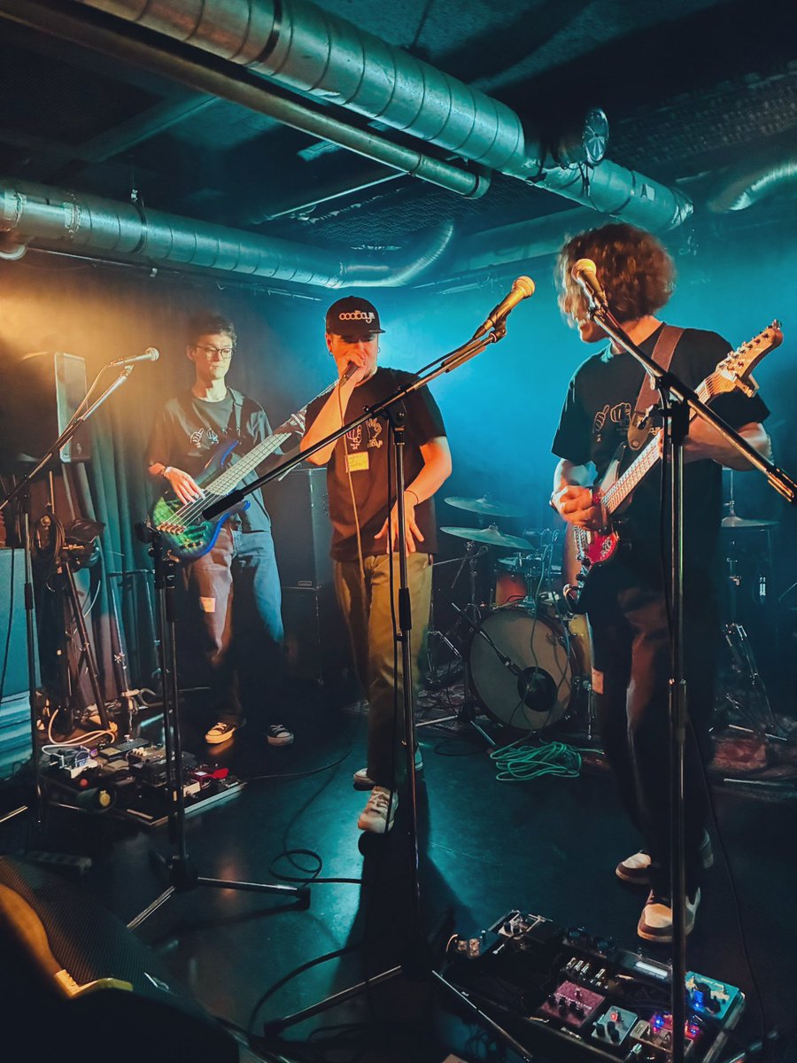 今日は渋谷HOMEにoookay!!!観てきた
楽しかった〜
進化系スリーピースバンド
前も思ったけど何この多幸感
次はもっと長尺で観たい！