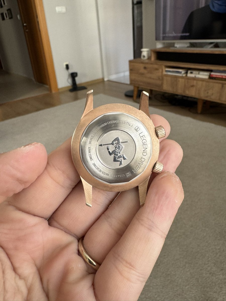 Herkese selamlar iyi pazarlar dilerim. Longines legend diver bronze saatimdeki patinalar için internette araştırma yaptığımda ketçap + diş macunu temizliğini gördüm inanamamıştım ama gerçekten saatin rengi değişti.