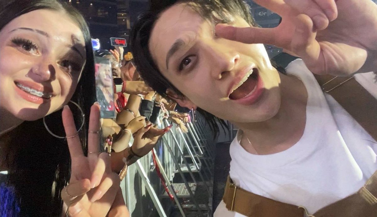 bangchanmedia's tweet photo. OH TO GET A SELFIE WITH CHAN 😭 https://t.co/hCXaKHFDWk