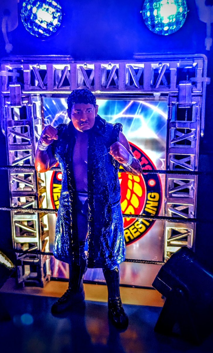 STERADA11's tweet photo. 2021年5/8アメリカでジョン・モクスリーの
IWGP USヘビー級王座に挑戦した時から着用しているガウンを某選手の白いガウンをブルーにペイントし再現しました！

#新日本プロレス
#njpw
#永田裕志
#yujinagata
#プロレスフィギュア
#プロレスジオラマ
#リペイント https://t.co/08rRSLhF97