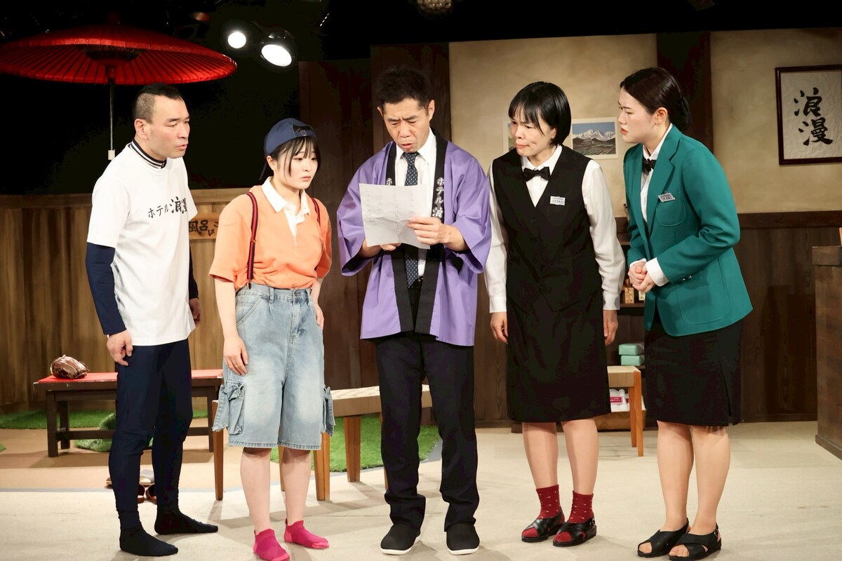 stage_natalie's tweet photo. 動物電気の新作「愛一輪 バカの花」開幕、政岡泰志「一緒に楽しみましょう！」（舞台写真 / コメントあり）
https://t.co/cakDi1WY2e https://t.co/fGZvjJO0Mr