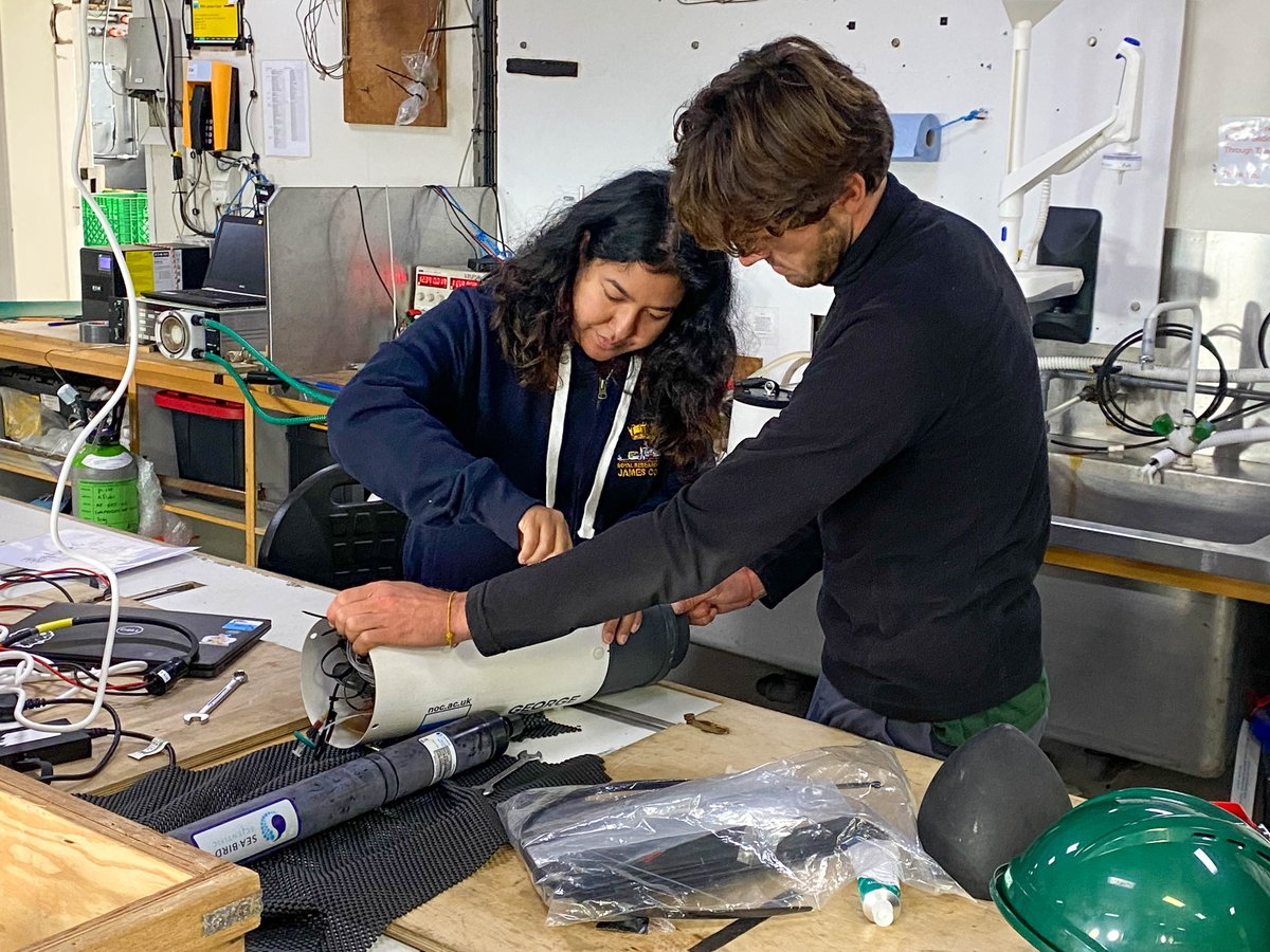 GeorgeEUproject's tweet image. Happy #WorldOceansDay! GEORGE teams are hard at work 500 km off Ireland’s coast at the Porcupine Abyssal Plain, testing new autonomous sensors and samplers developed in GEORGE. Hats off to them for advancing our understanding of the ocean! 🫡 🌊 @NOC_news @Ifremer_fr @alseamar