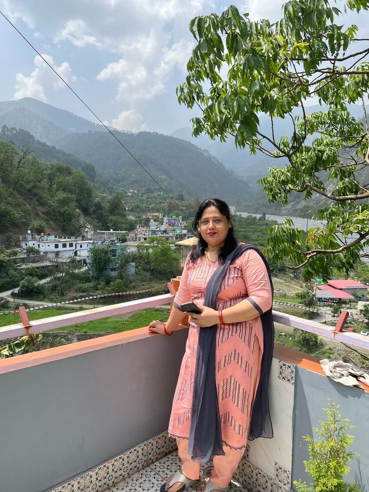 हम औरतों को वादों और क़समों से नहीं
अपने ज़ोरदार झटको से प्यार का यक़ीन दिलाये🔥