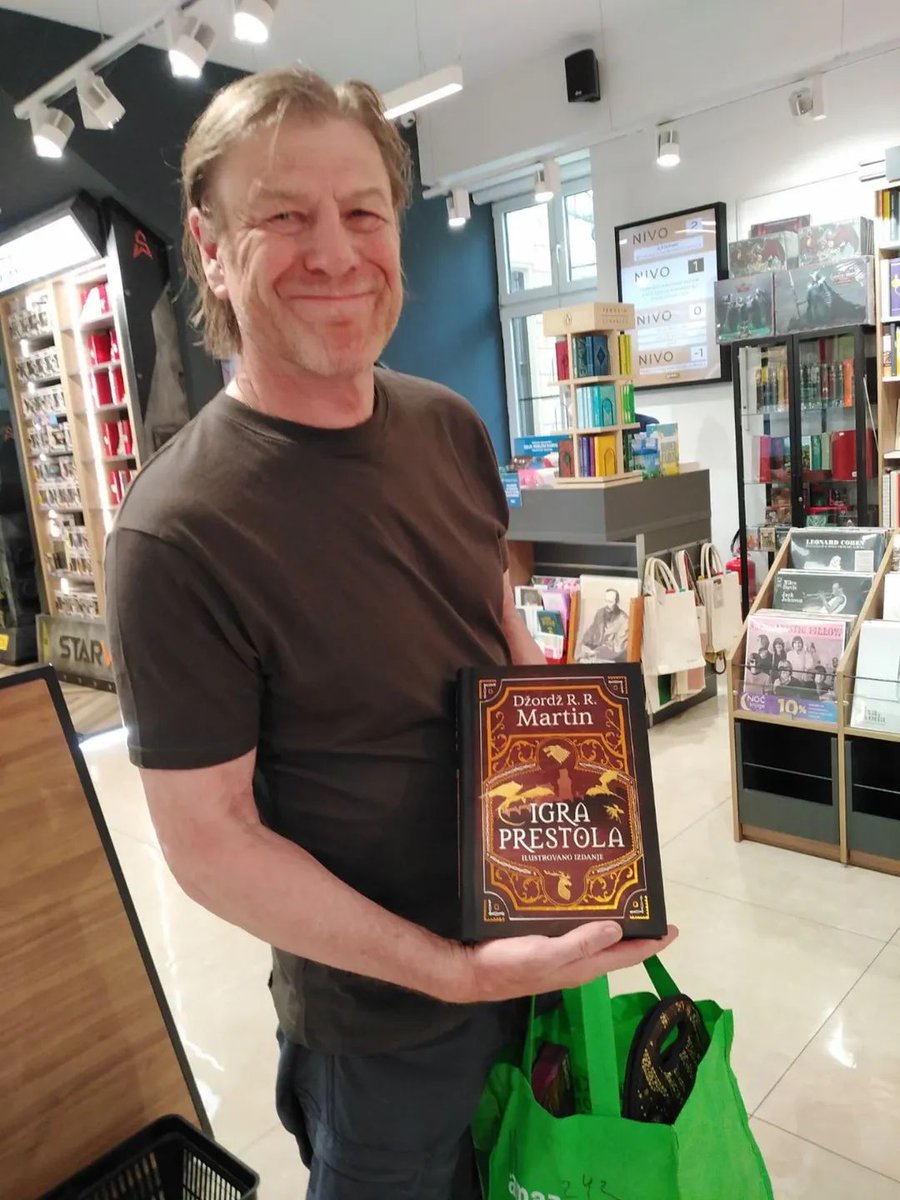 Čuveni glumac Šon Bin, zvezda filma "Gospodar prstenova" i serije "Igra prestola", iznenadio je posetioce naše knjižare "Borislav Pekić“ u Knez Mihailovoj ulici u Beogradu.
U pauzi od snimanja nove britanske serije "Robin Hud“, Šon Bin je svratio da razgleda knjige i ponese